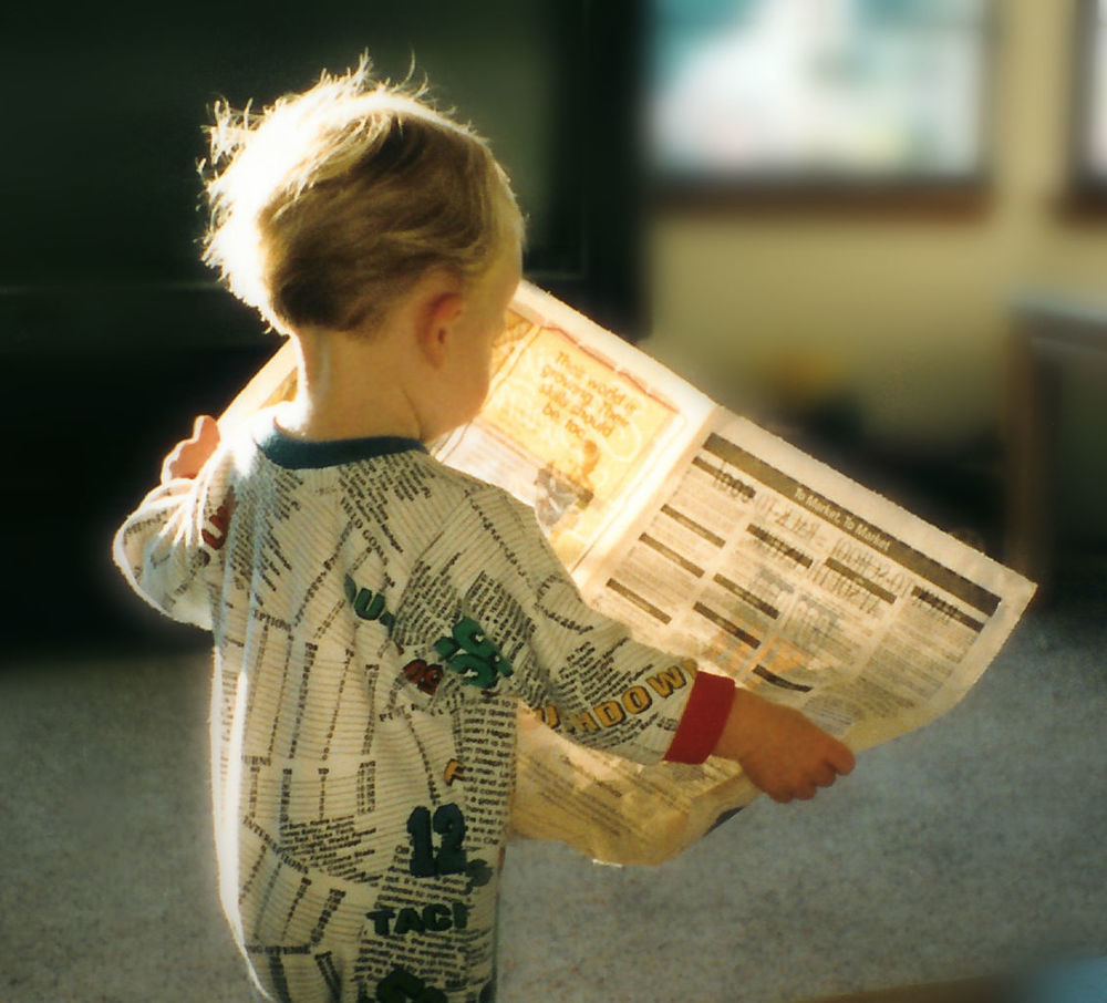 子どもが英語新聞をみる