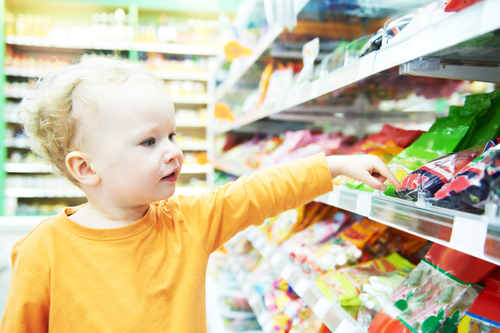 スーパーで商品を選ぶ子ども