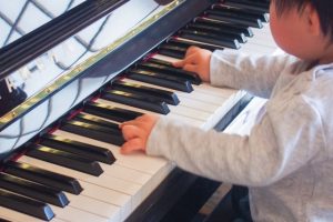 ピアノを弾いている子供