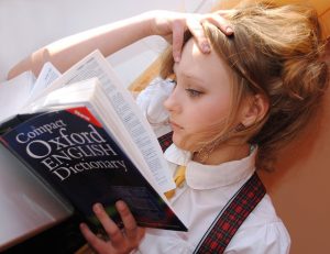女の子が英語の本を読んでいる