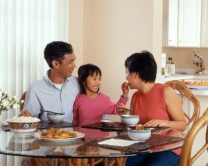 家族3人で楽しく食事をしながら英語で会話