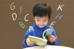 子どもが本を読んで英語を学んでいる