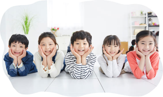 英語レッスンで笑顔を見せる子どもたち