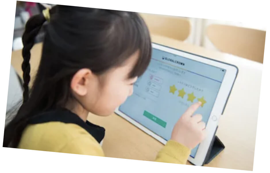 タブレットで英語学習を行う小学生