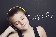 ヘッドフォンで音楽を聞く子ども