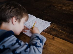 子供がえんぴつを使って勉強をしているところ