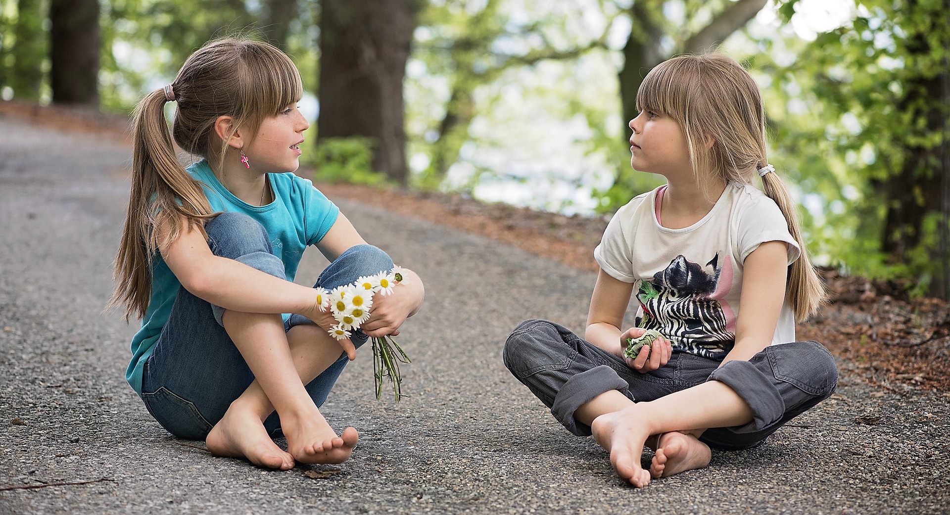 初心者必見英会話を始める際に必要なことについてご紹介。女の子たちが一緒にお話ししている