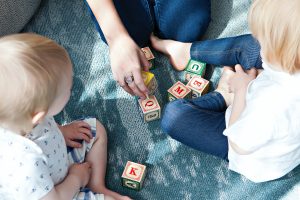 アルファベットのおもちゃで英語勉強する子どもと親