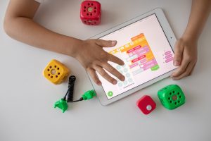 子どもがタブレットでゲームを遊ぶ