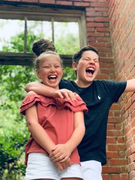 英語であそぼう。女の子と男の子が楽しく遊ぶ