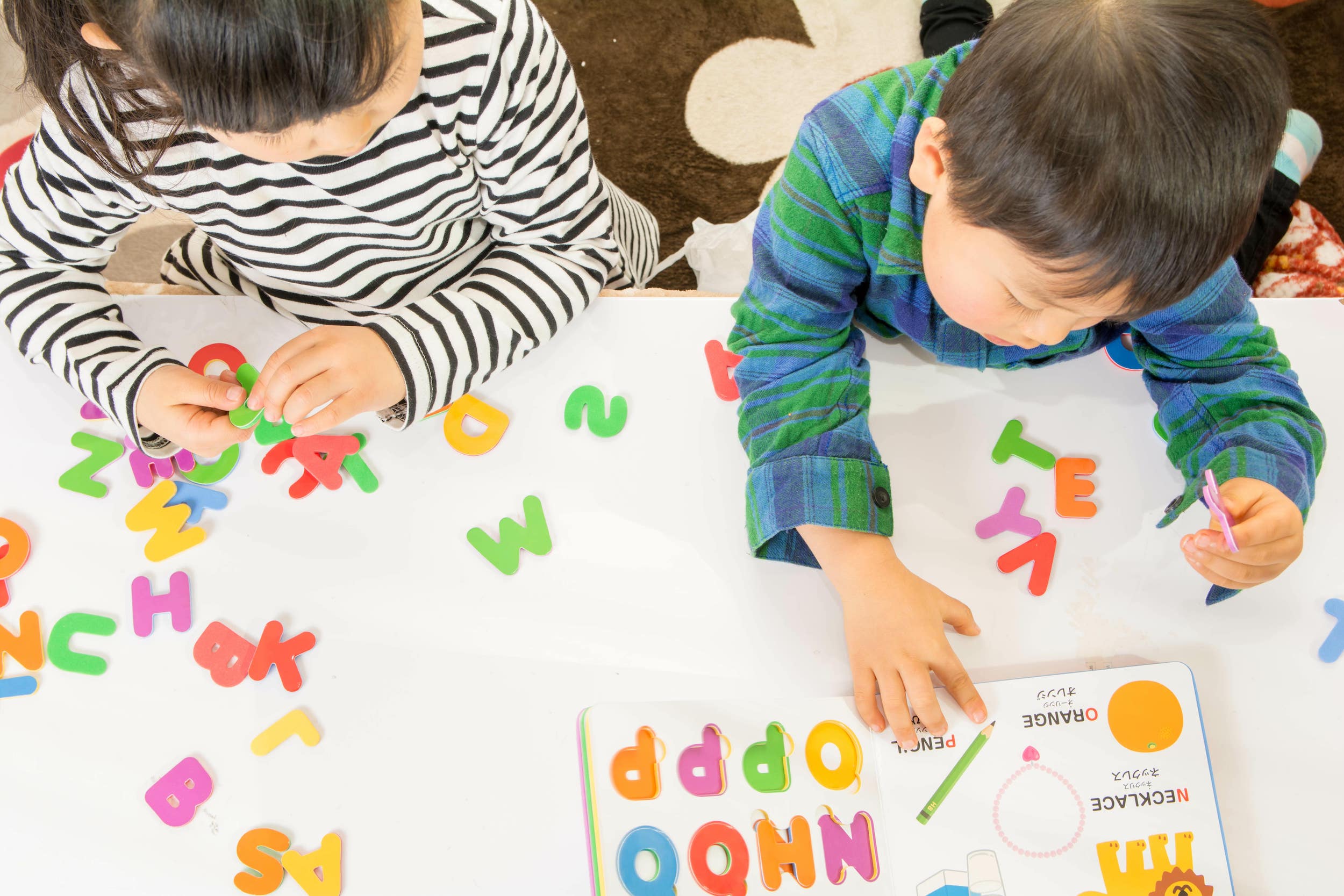 子ども二人が英語の勉強をしているところ