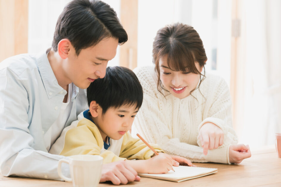 家族で英語の勉強をしている