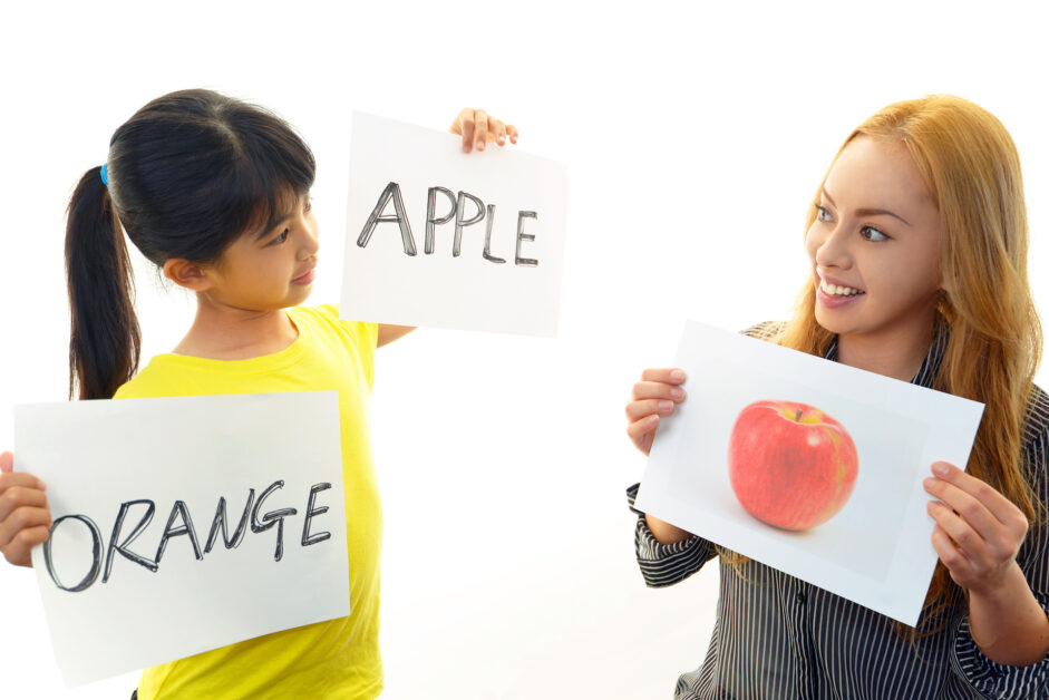 英語の授業を楽しむ女の子 子どもの英語耳の育て方