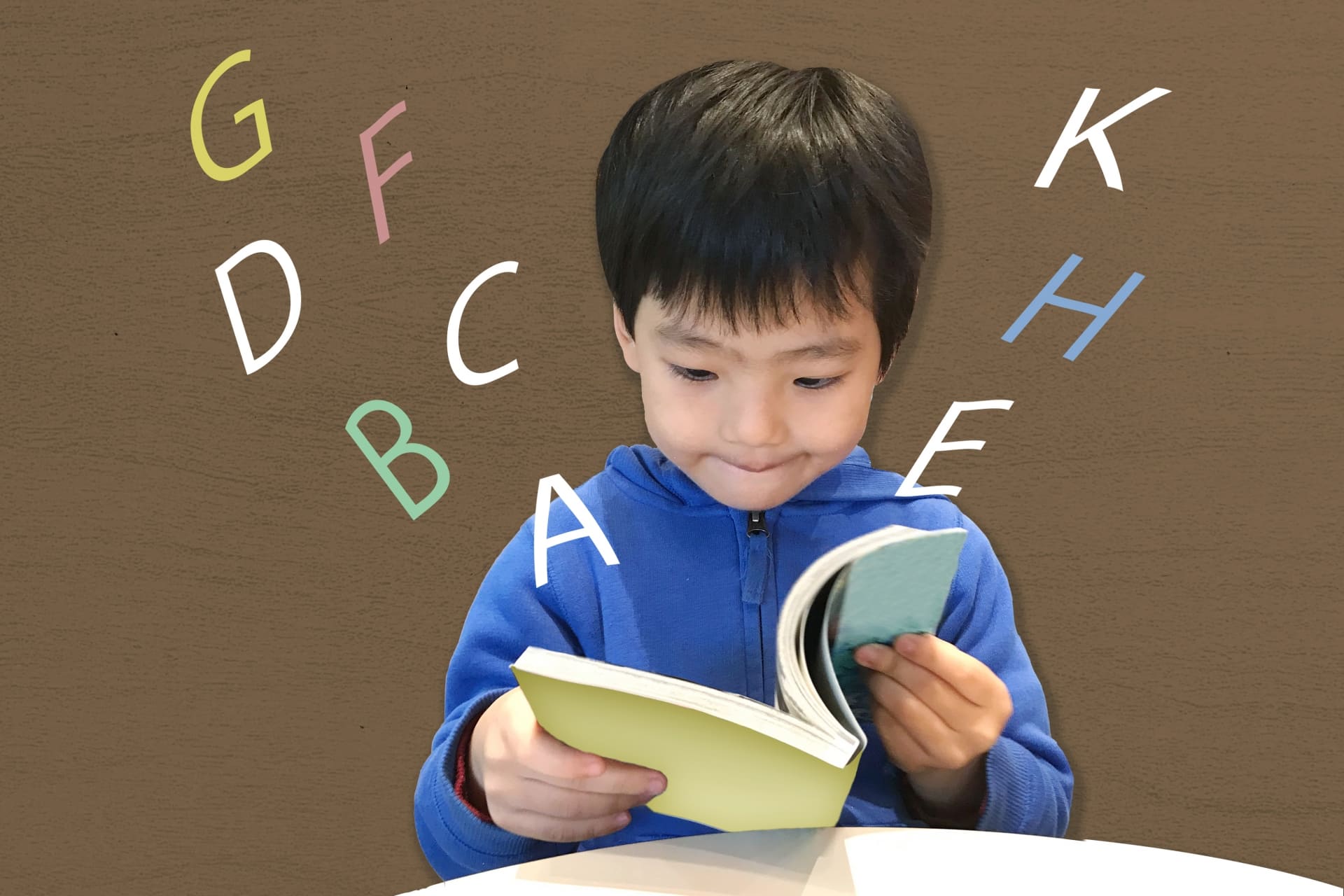 子どもが本を読んで英語を学んでいる