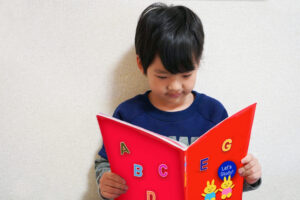 子どもが英語の本を読んでいる