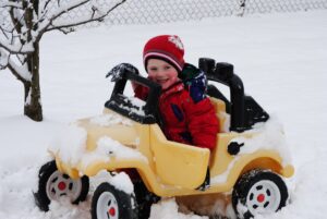 子ども 雪 遊ぶ