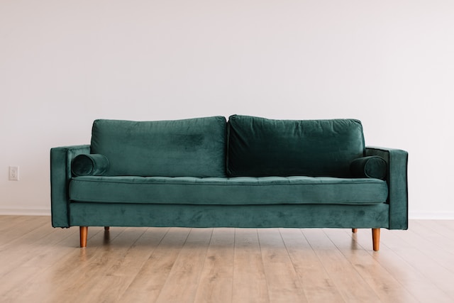深緑色のソファ