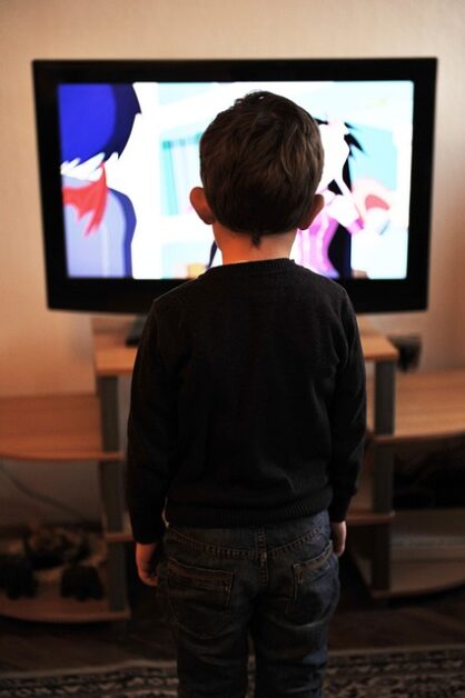 アニメを観る子どもの画像