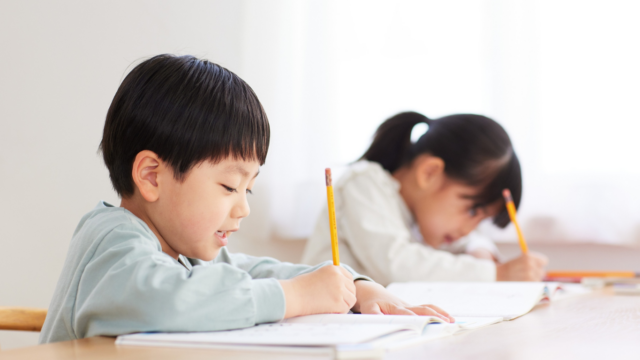 小学校での英語必修化に伴い、不安に思う親御さんに向けた準備ガイドです。音への慣れ不足や失敗への恐れといった原因を解説し、音に慣れる環境作りや1対1での会話体験など、3つの対策を提案しています。バイリンガル講師と楽しく学べるGLOBAL CROWNを活用して、お子さんの自信を育んでいきましょう。 小学校の英語についていけない？授業前に家庭でできる3つの準備 https://www.global-crown.com/blog/english-teaching/primary-school-english-prep